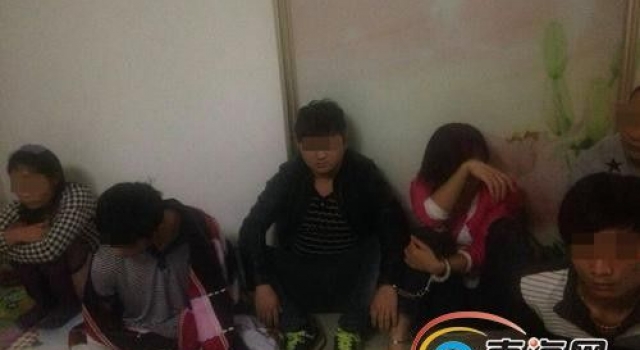 女子将出租屋用于聚众吸毒遭查 还抱着2岁儿子吸毒