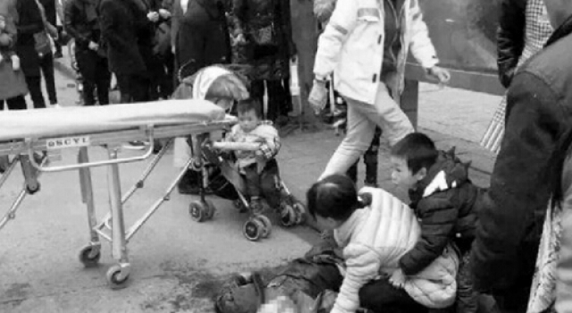 卧槽!嫌乘客下车慢 公交司机将其捅死继续淡定开车