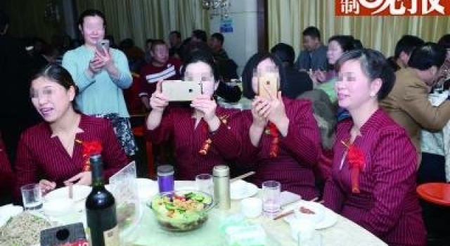 爽!传销公司开年会摆50桌 数百人被一窝端