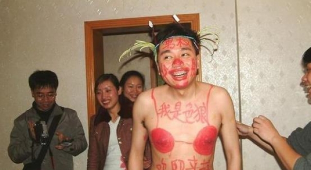 超狠的闹洞房招数 这样闹洞房你受得了吗?