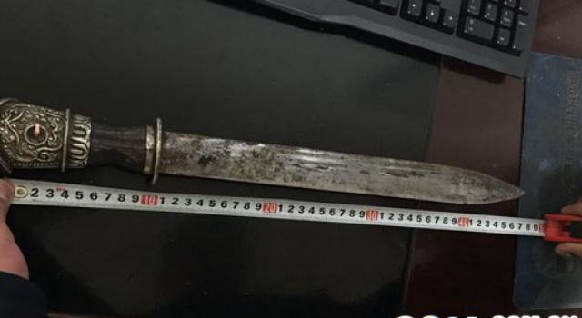 患暴力倾向女子坐火车藏刀护身:不让带刀全站人走不了