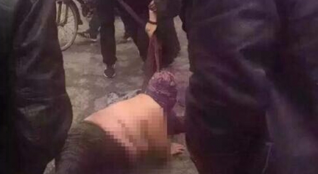 燕郊城管对老人拳打脚踢撕衣服 老人先对执法队员动手?