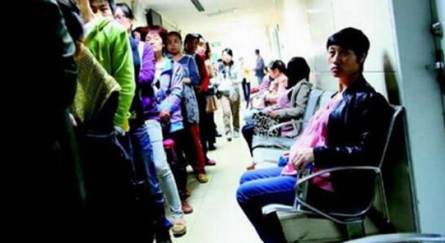二孩政策全面开放 47岁女子要做试管婴儿被拒绝跪下哭求