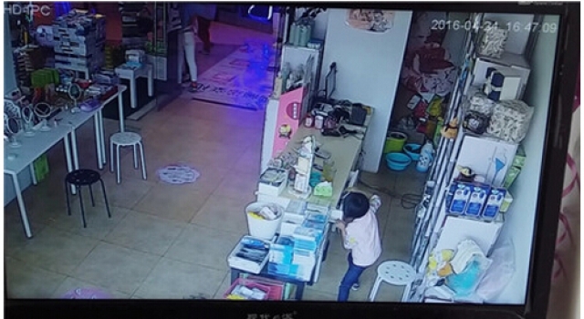 女童护肤品店5秒偷走苹果手机 熟练程度似惯偷惊呆网友
