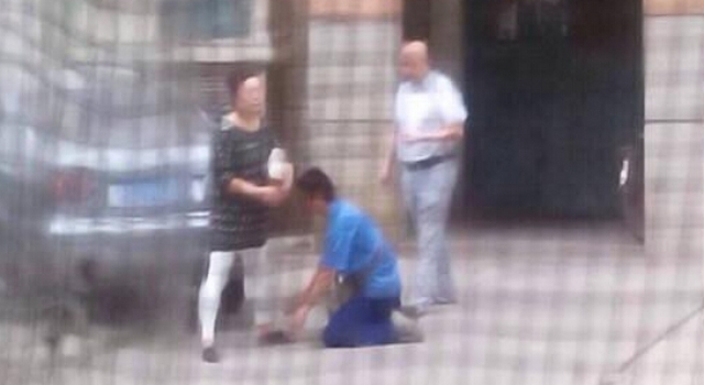 快递员给客户下跪 因楼下直喊女客户名字被拔走车钥匙