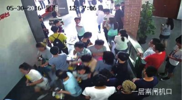 10几人强闯58同城北京总部堵门 狂丢臭豆腐西瓜片