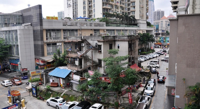 一幅奇景:钉子户坚守自家16年 开发商干脆不拆了