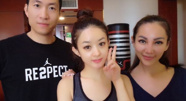 赵丽颖大秀健身照 萌妹子秒变肌肉女