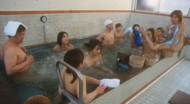高校男女混用浴室:仅隔一块木板 校方称是临时的