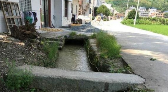 2岁男童意外溺死家门前水沟 妈妈奶奶只顾打麻将
