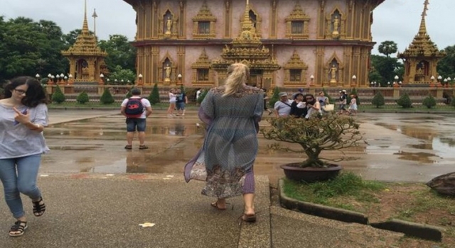 女子穿透视装逛寺庙 太薄了内衣裤肉体全被看光光