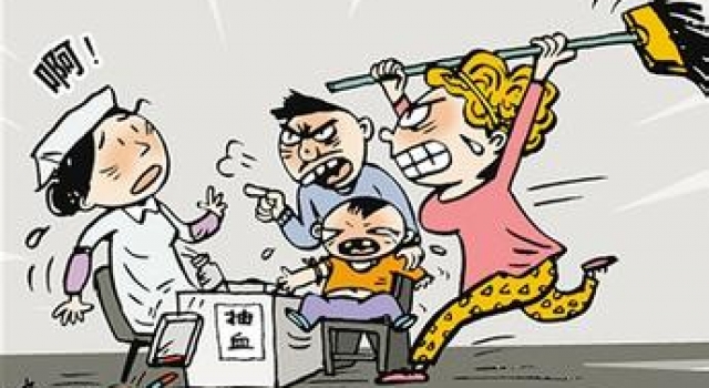 惊!4岁男童打血清怕疼不停哭泣 父亲不满追打护士