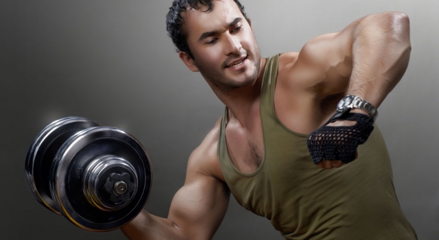 别小瞧哑铃的威力 虽然它是最便宜又搞笑的健身器材