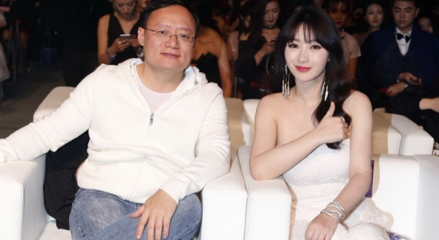柳岩又穿抹胸裙了 性感上围露事业线太醉人