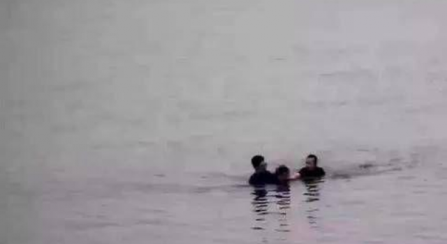 少女照顾弟妹太压抑跳钱塘江自杀 父亲:就让她死了好了