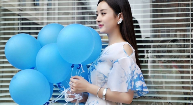 赵丽颖秀性感腹肌线条拉仇恨 网友:小赵总居然有腹肌