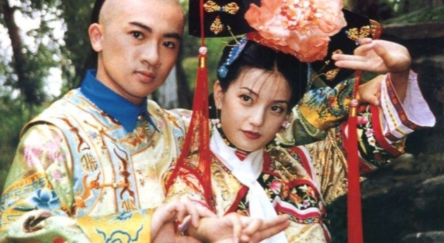 19年前赵薇抱着“小沈阳” 背后苏有朋表情亮了
