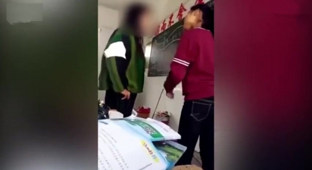 毁三观!师生课堂互扇耳光撕扯扭打