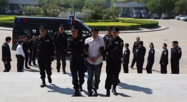 杀人犯潜逃22年后摇身变成千万富翁 被捕后抱母亲痛哭
