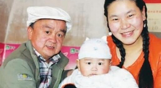 娱乐圈身高最低的男演员张伸 1米2却娶了小18岁娇妻