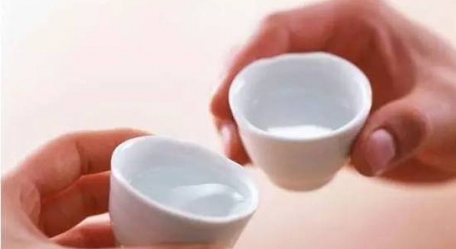 小伙因二两白酒差点丧命 因喝酒吐得食道破裂