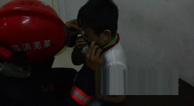 男孩打闹眼皮被拉链卡住 课间同学打闹意外该如何预防?