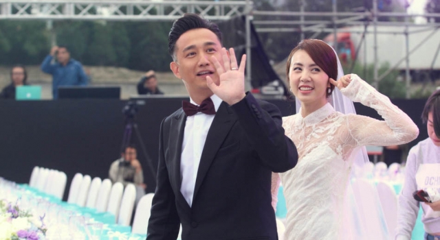 黄磊孙莉相爱20周年 穿唯美婚纱秀恩爱