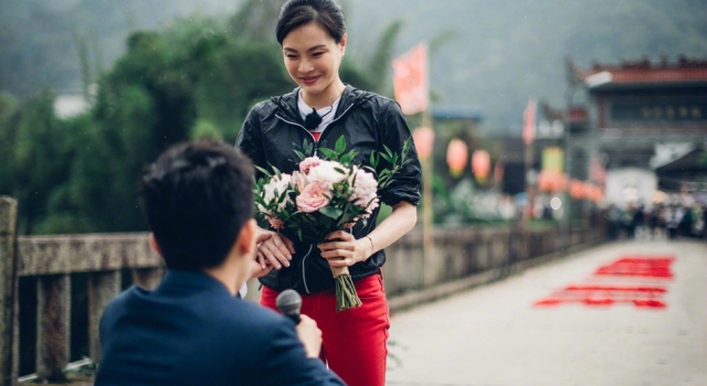 跳水女王吴敏霞要结婚了 张效诚求婚现场照曝光