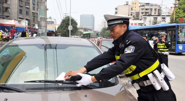 男子路上被查不配合 竟反问交警怎么证明是地球人?