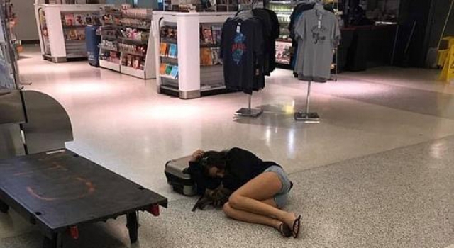 美夫妇发现美联航班漏油上报 反遭工作人员粗鲁对待