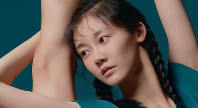 “冯女郎”苗苗重现芳华海报动作 网友:还是有差距