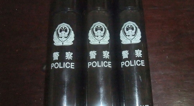 警察对女孩喷辣椒水? 官方辟谣:未规范执法 误伤