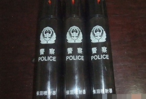 警察对女孩喷辣椒水? 官方辟谣:未规范执法 误伤