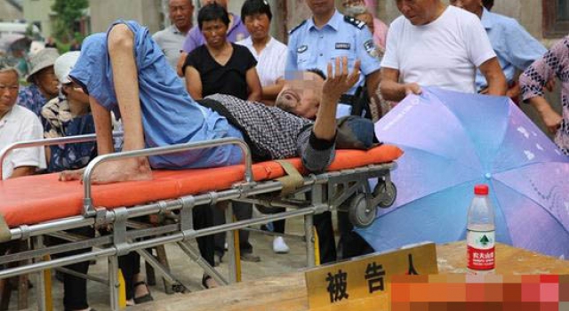 男子家人遗像被砸 唆使精神病儿子将对方打死