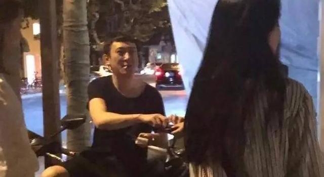 王思聪坐路边摩托车和美女闲聊