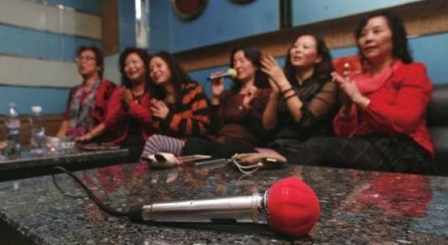 大爷大妈占领KTV下午场是好事?网友:新潮的退休生活