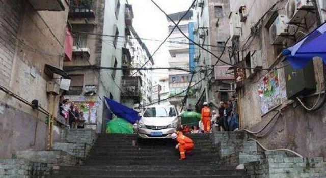 导航也有"打盹"的时候 跟着导航走车子竟被卡在石梯上