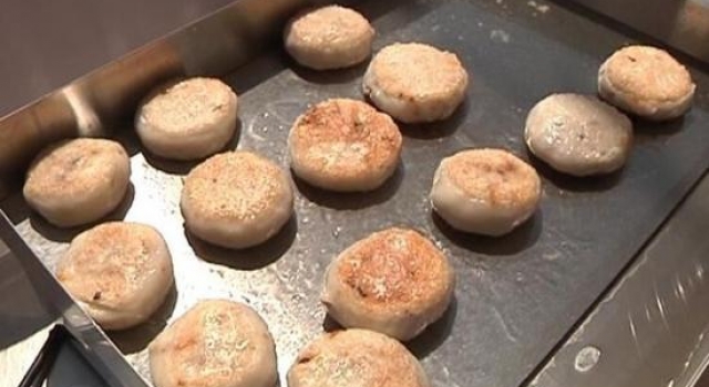 月饼界的新星螺蛳粉月饼受追捧 这样的月饼你还爱吗?