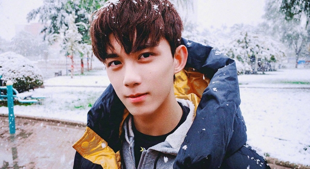吴磊雪中问候粉丝暖哭了 校园初恋可不是浪得虚名的