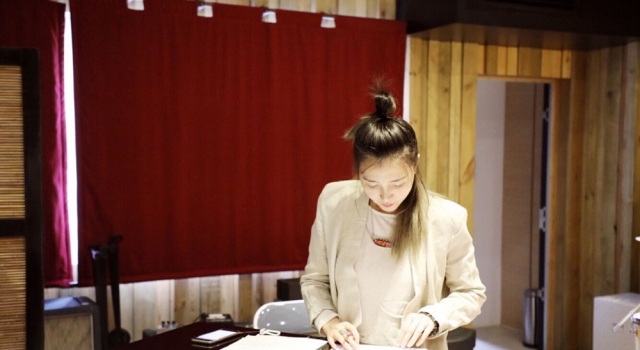 网友偶遇阿朵合影 天安门看升旗阿朵变身老艺术家