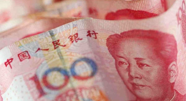 情侣吵架当街撒钱 网友:这样冲动的情侣我咋没遇上