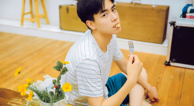 胡一天被大风吹乱了发型 大风也阻挡不了胡老师的帅气