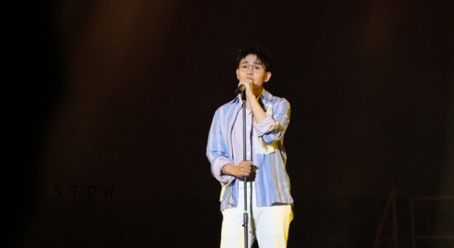 焦迈奇南京演唱会穿搭了解一下 这是自在如风的少年啊