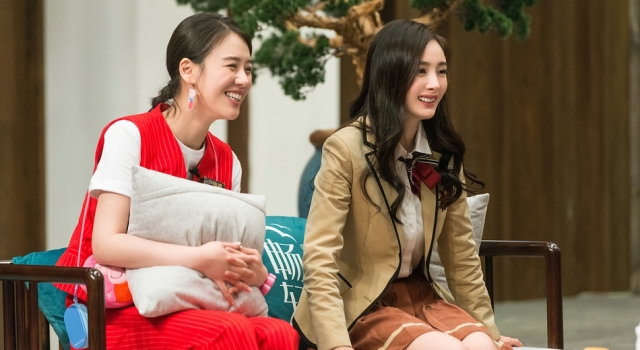 大侦探杨幂制服装少女感十足 其杨幂身份也引人猜疑