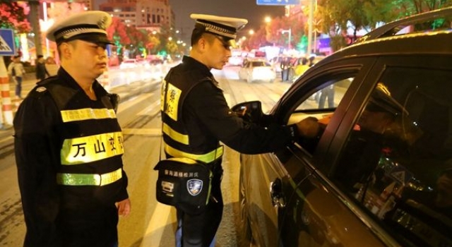 男子:出生年月日要问我妈 酒驾还装疯卖傻?