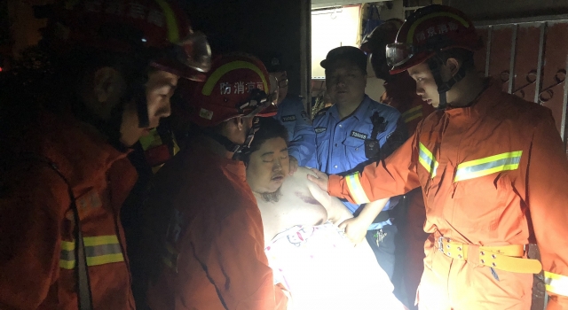 超重男子摔伤无法就医 历经三个半小时才上救护车