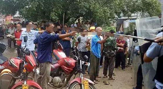 执法遭两百人追打(图) 恶民拿棍棒,追打警车4公里!