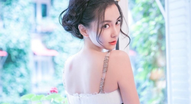 杨颖懒理股价风波,18亿的影响对她来说真的微不足道吗?