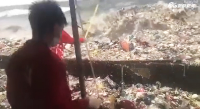 菲律宾海滩惊现巨型垃圾浪:最美夕阳海滩秒变垃圾场