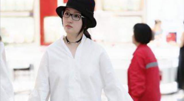 辣妈林心如机场偶遇杨钰莹,从事业谈到家庭无话不说
